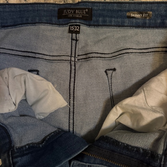 LIKE NEW: JUDY BLUE SKINNY FIT DISTRESSED DENIM 15/32 - Picture 4 of 11